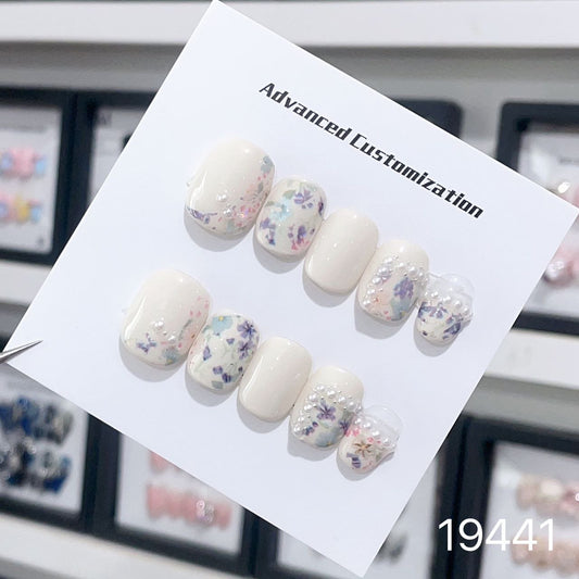 19441#Milk white pearl florets